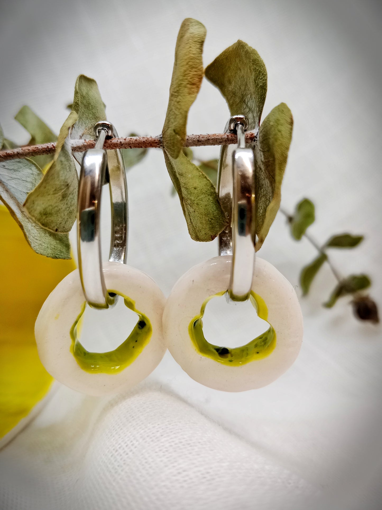 PENDIENTES MORDISQUITO COLOR VERDE PLATA